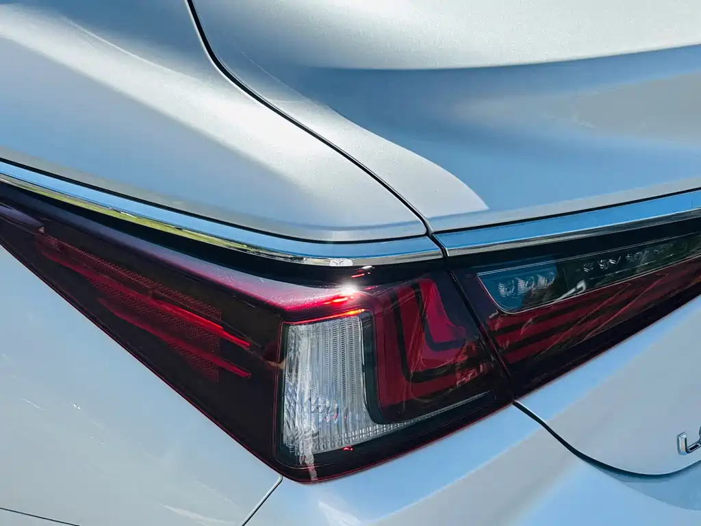 Lexus ES — фото 14