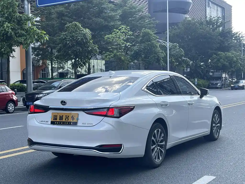 Lexus ES — фото 11