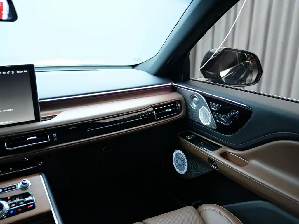 Lincoln Aviator — фото 13