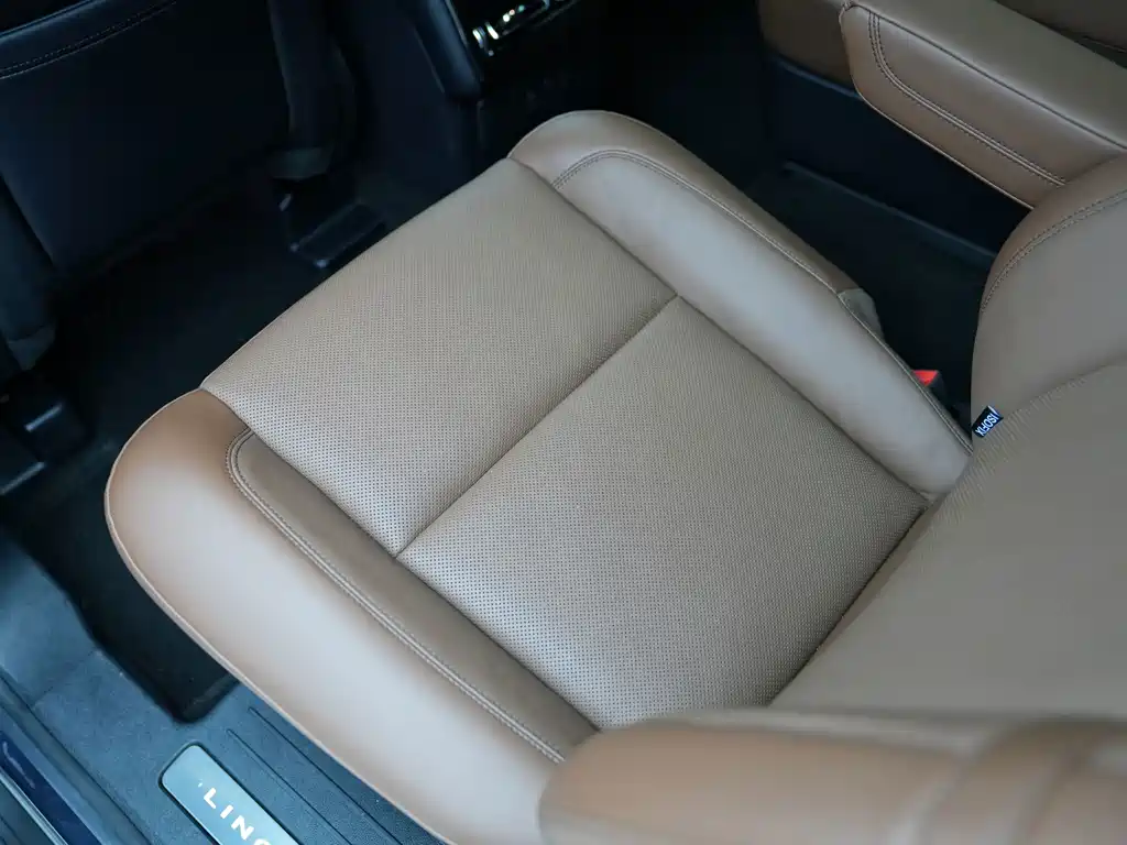 Lincoln Aviator — фото 19