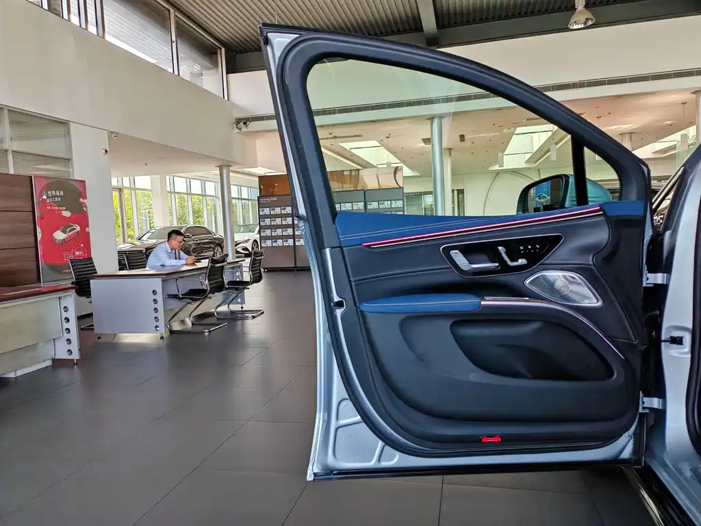 Mercedes-Benz EQS SUV — фото 11