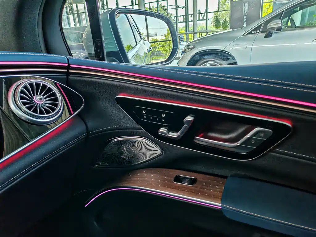 Mercedes-Benz EQS SUV — фото 15