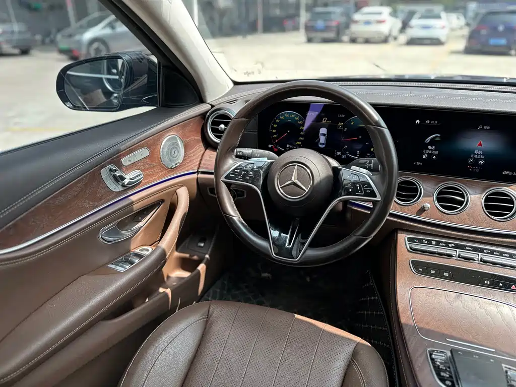 Mercedes-Benz E-Class — фото 14