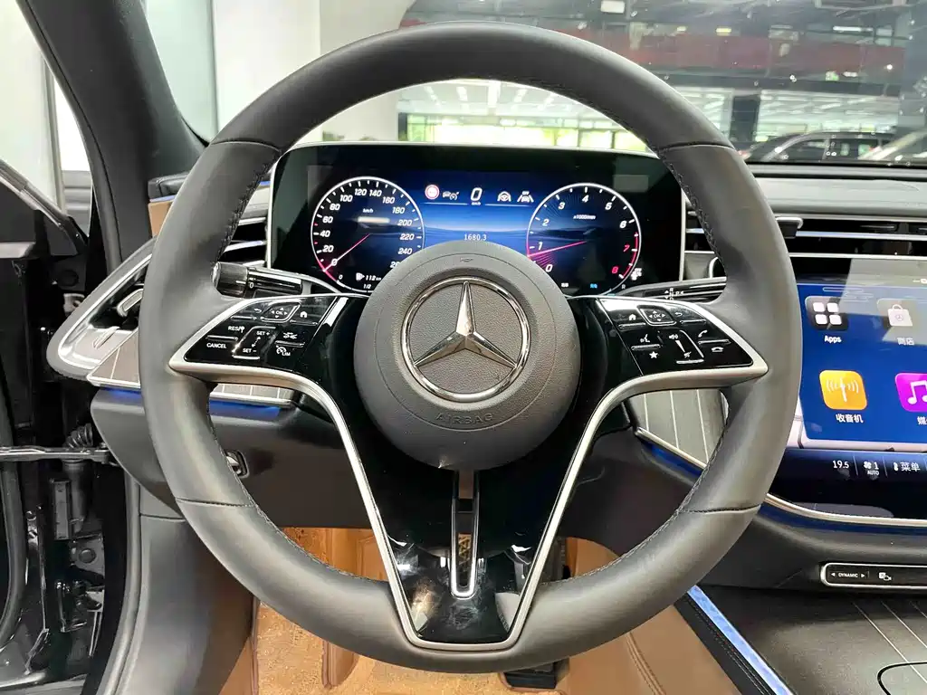 Mercedes-Benz E-Class — фото 15