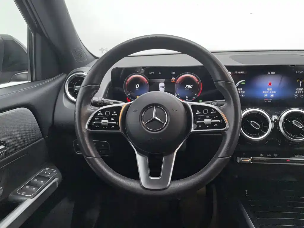 Mercedes-Benz GLB — фото 11