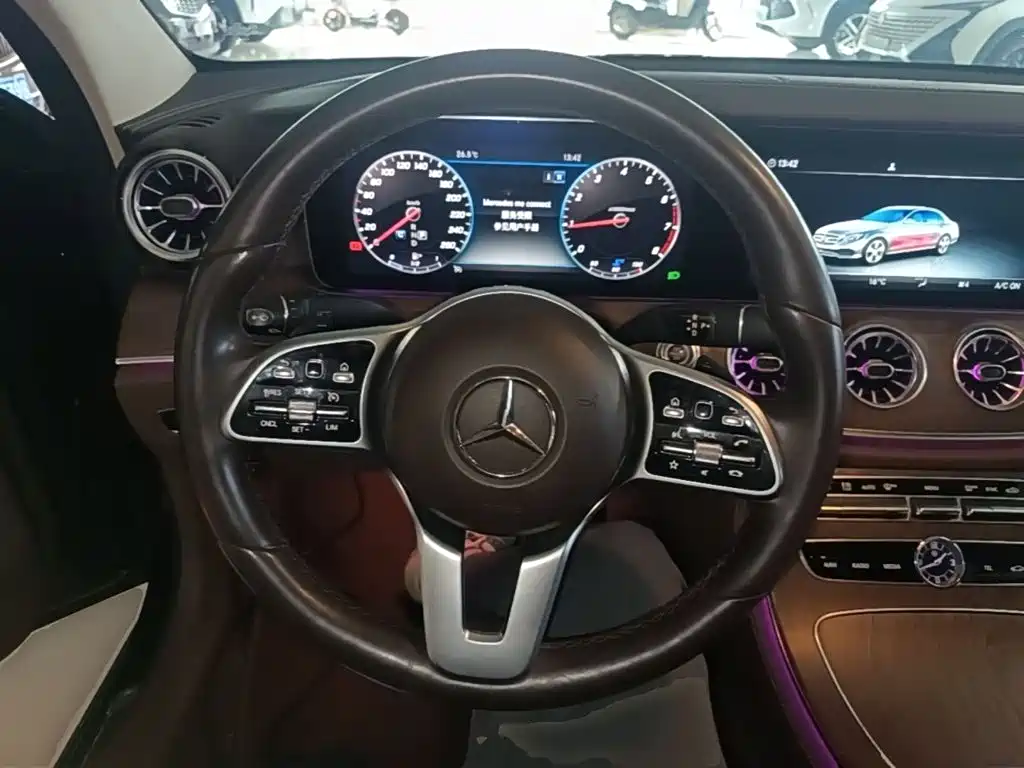 Mercedes-Benz E-Class — фото 11