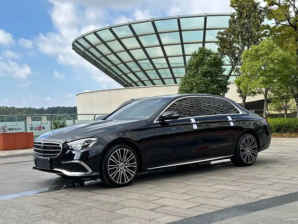 Mercedes-Benz E-Class — фото 1