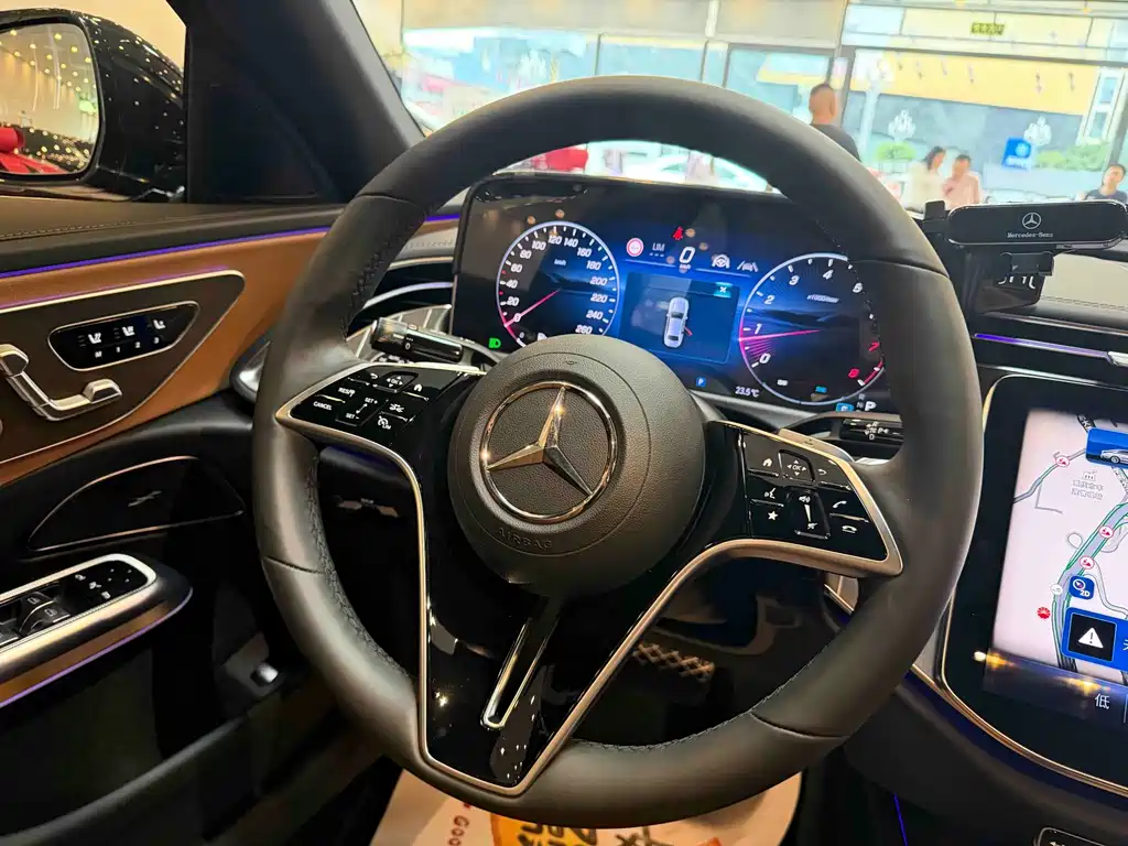 Mercedes-Benz E-Class — фото 14