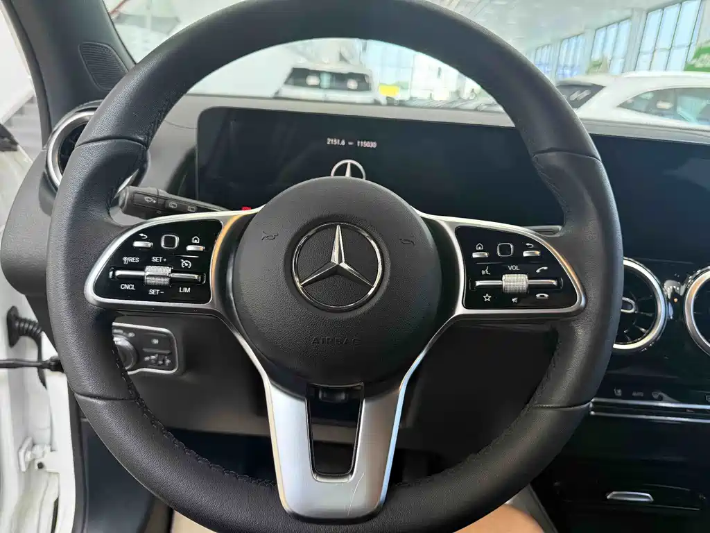 Mercedes-Benz GLB — фото 13