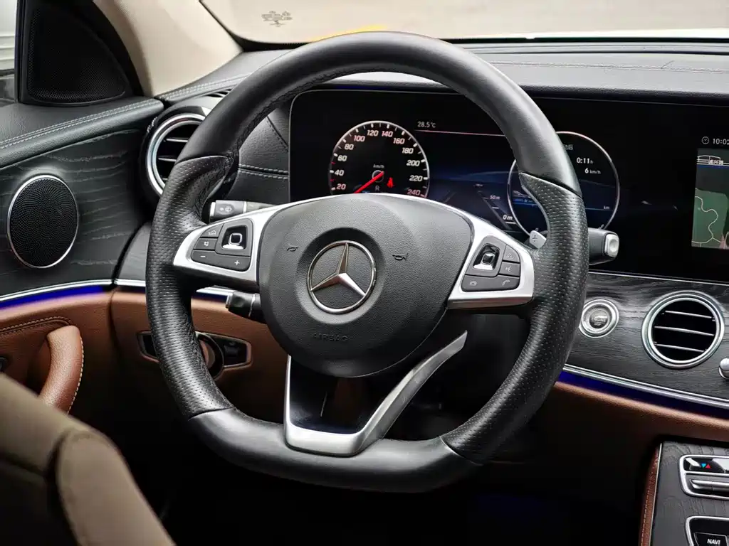 Mercedes-Benz E-Class — фото 8