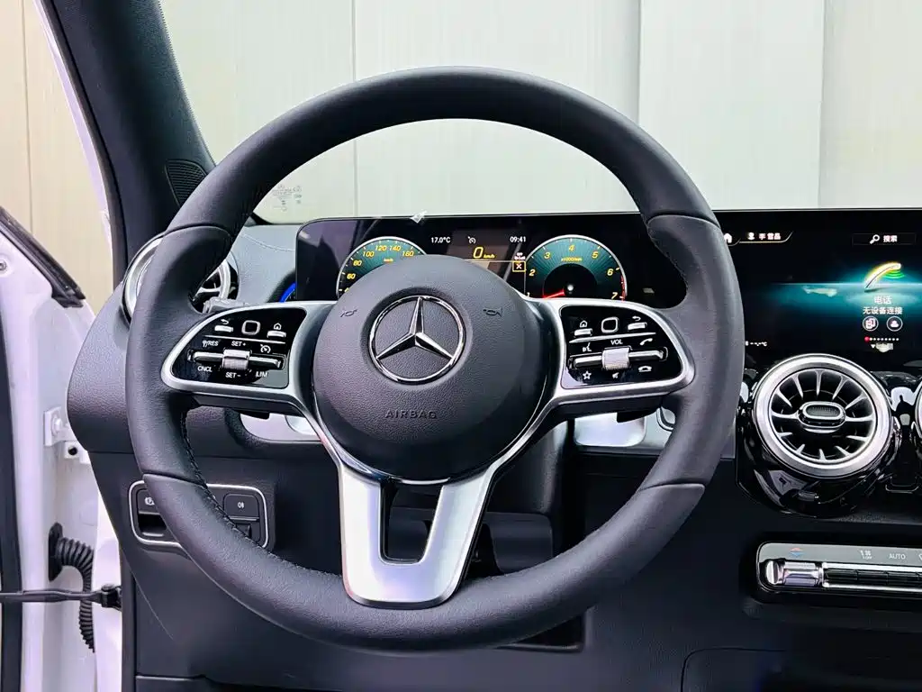 Mercedes-Benz GLB — фото 10