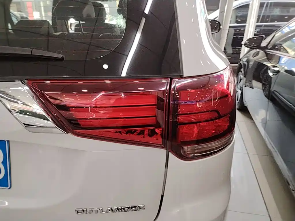 Mitsubishi Outlander — фото 8