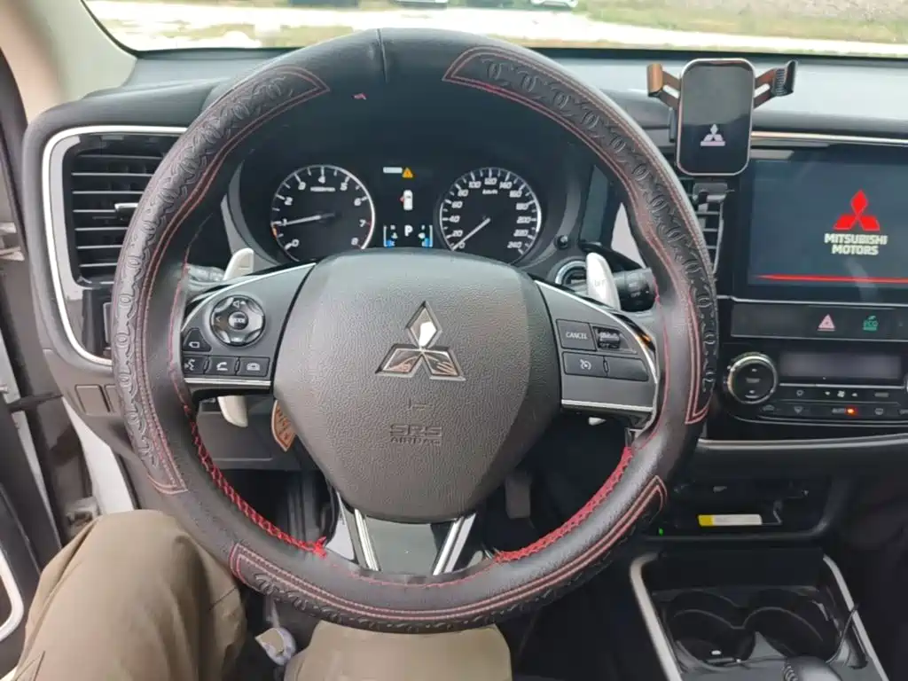 Mitsubishi Outlander — фото 11
