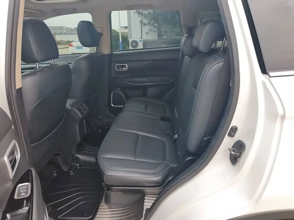Mitsubishi Outlander — фото 17