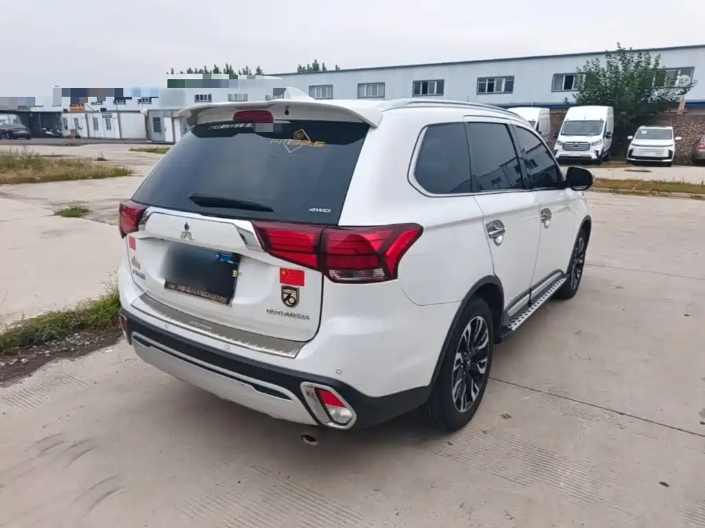 Mitsubishi Outlander — фото 7