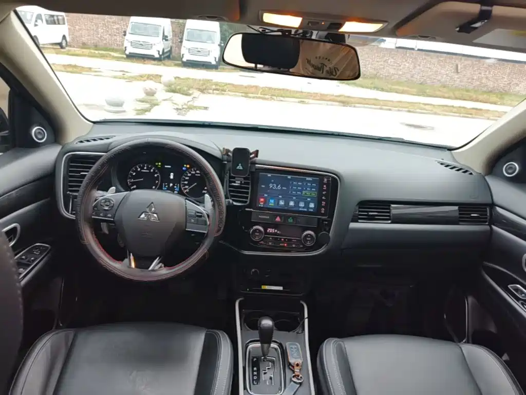 Mitsubishi Outlander — фото 10