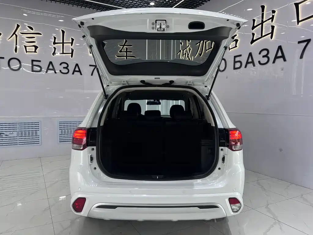 Mitsubishi Outlander — фото 9