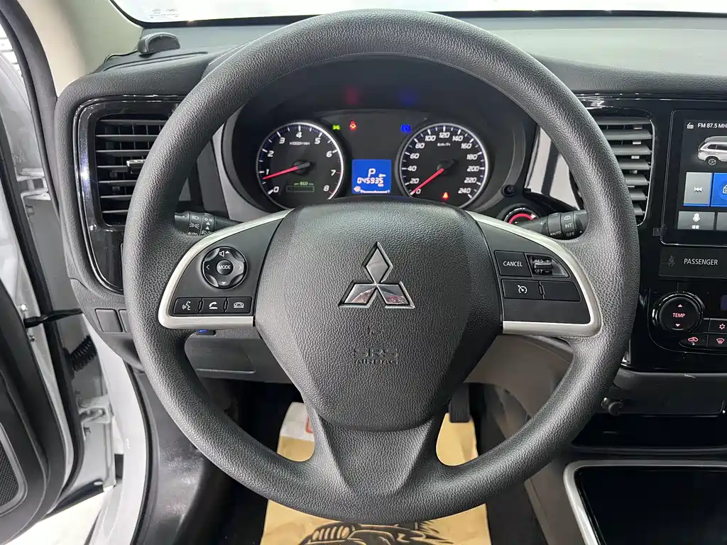 Mitsubishi Outlander — фото 10