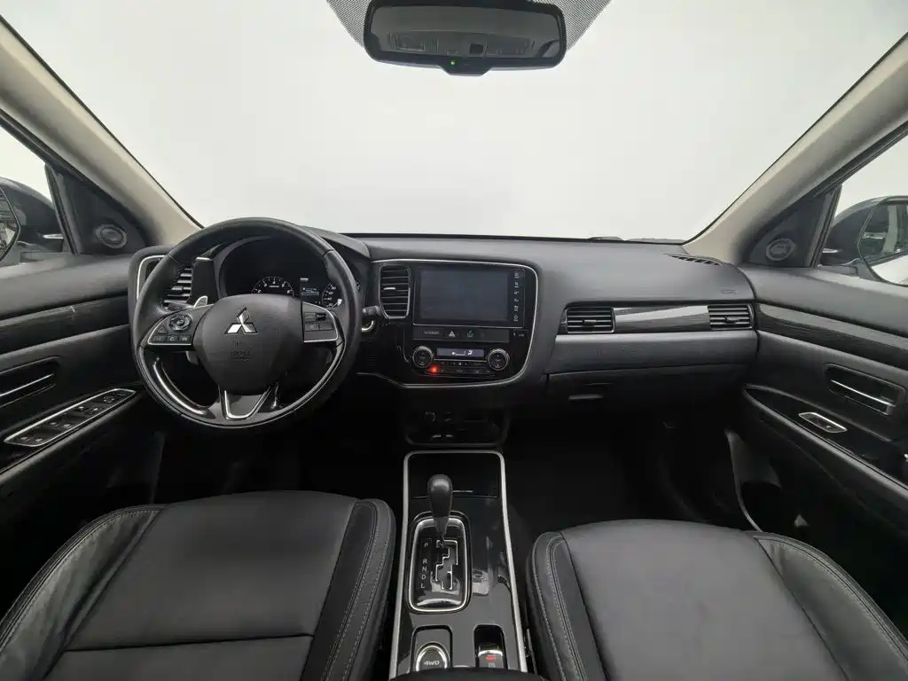 Mitsubishi Outlander — фото 5
