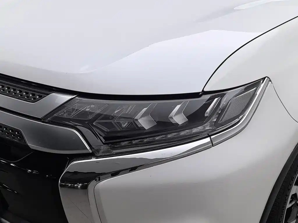 Mitsubishi Outlander — фото 7