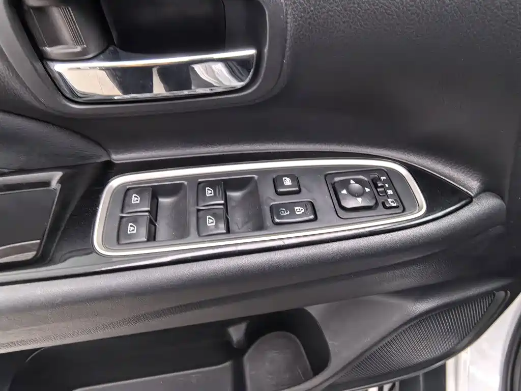 Mitsubishi Outlander — фото 9