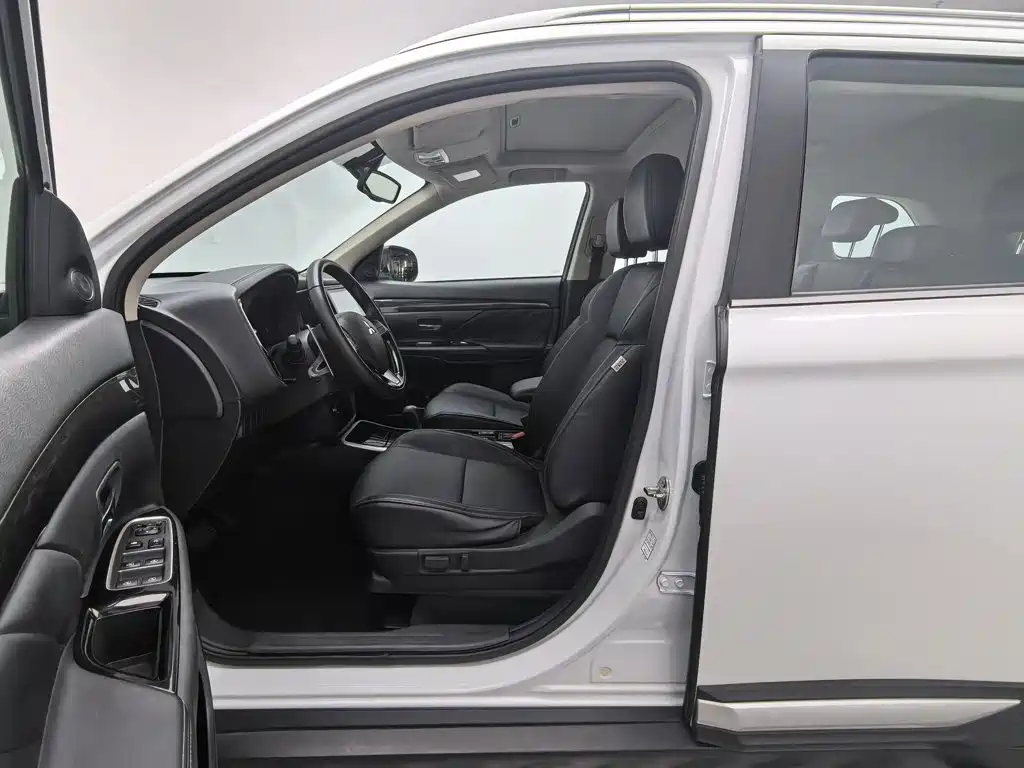 Mitsubishi Outlander — фото 10