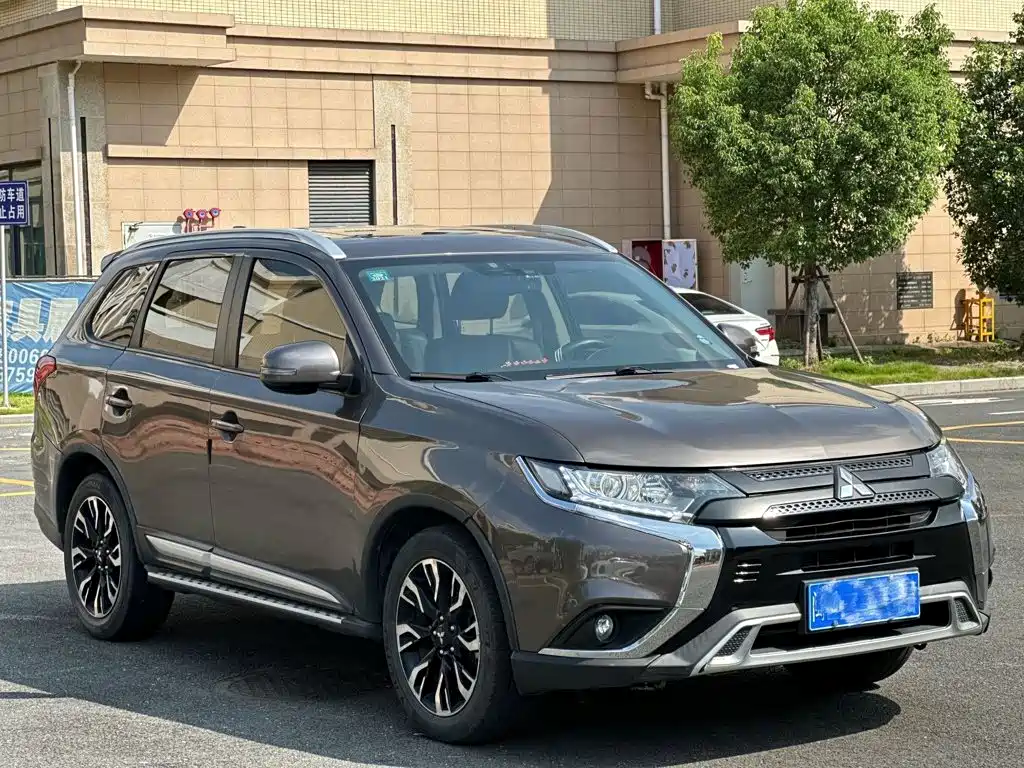 Mitsubishi Outlander — фото 2