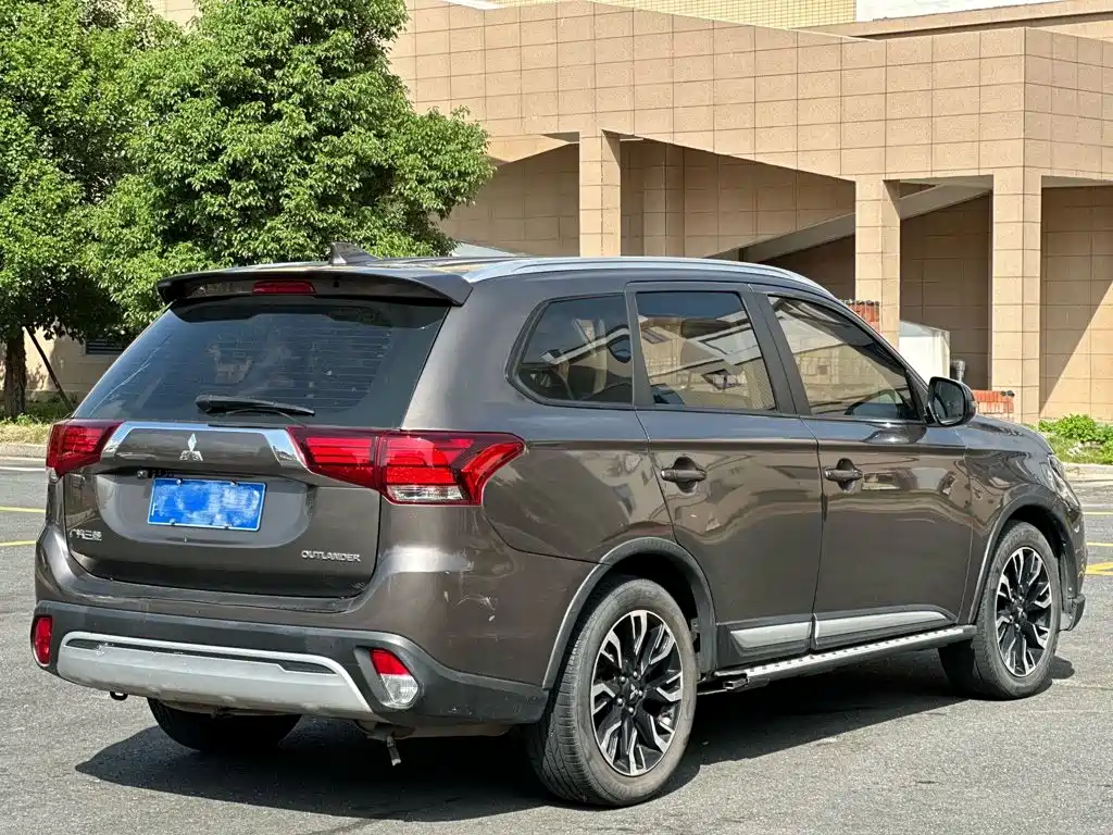 Mitsubishi Outlander — фото 3