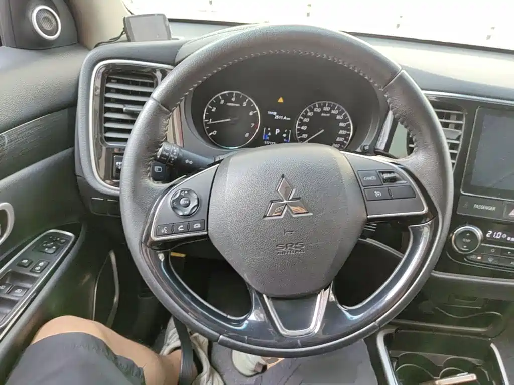 Mitsubishi Outlander — фото 11