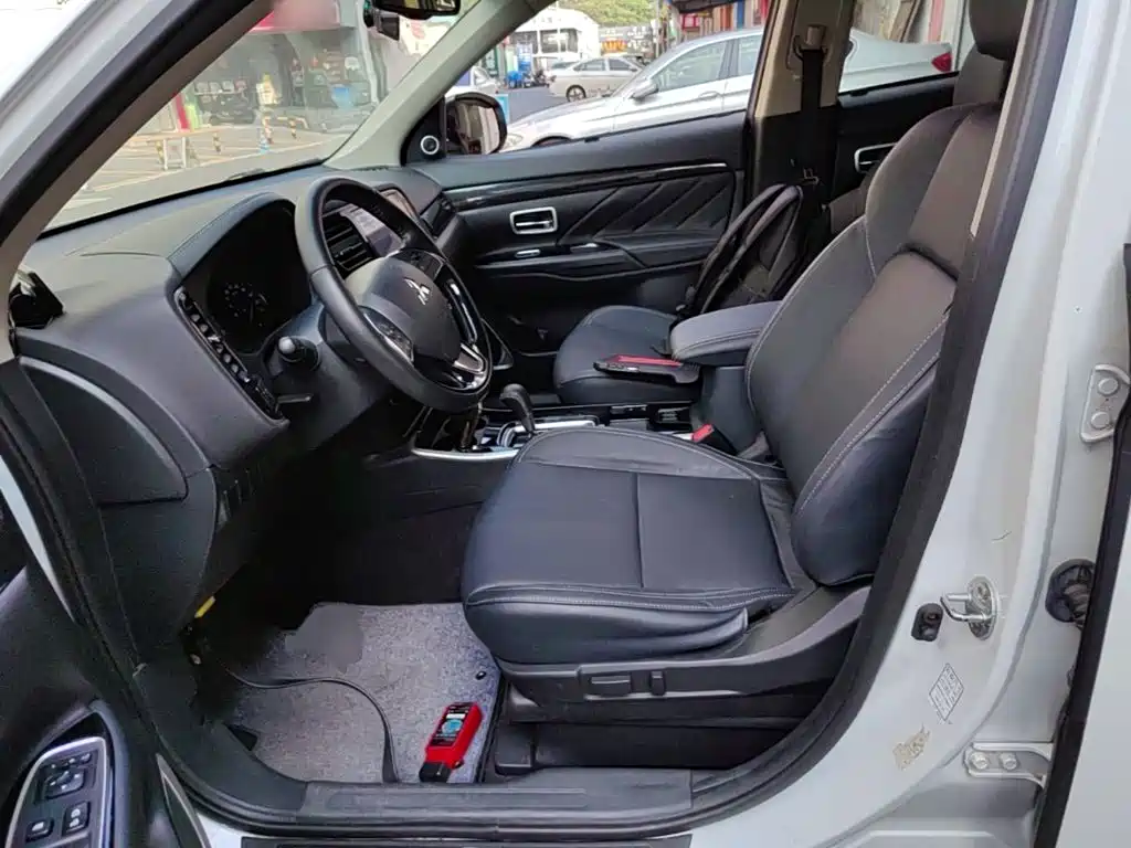 Mitsubishi Outlander — фото 15