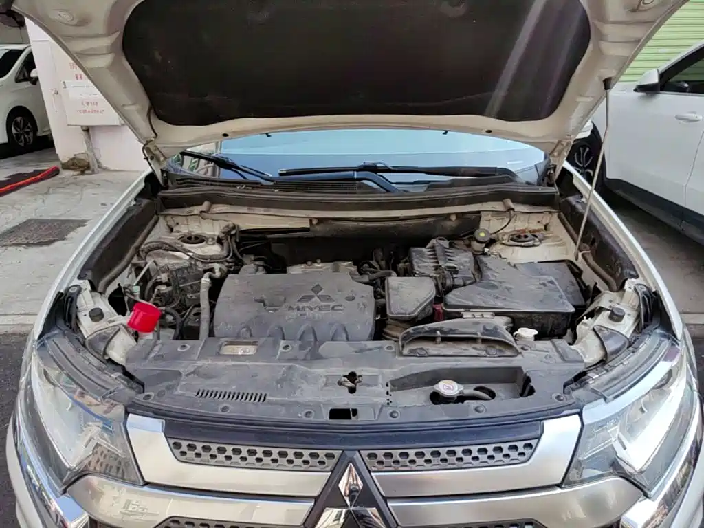 Mitsubishi Outlander — фото 20