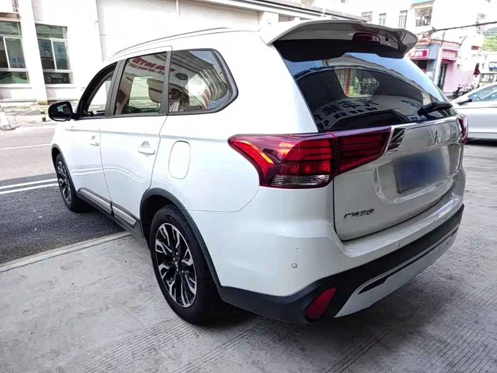 Mitsubishi Outlander — фото 5