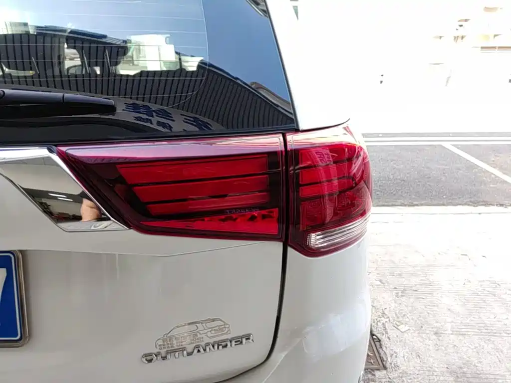 Mitsubishi Outlander — фото 8