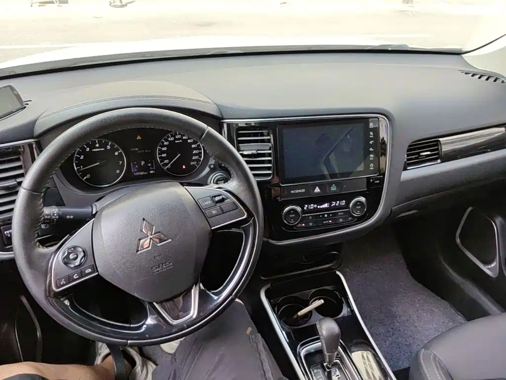 Mitsubishi Outlander — фото 10