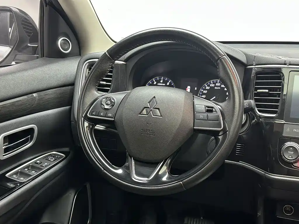 Mitsubishi Outlander — фото 14