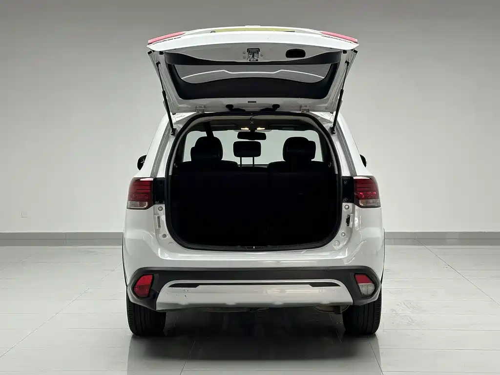 Mitsubishi Outlander — фото 19