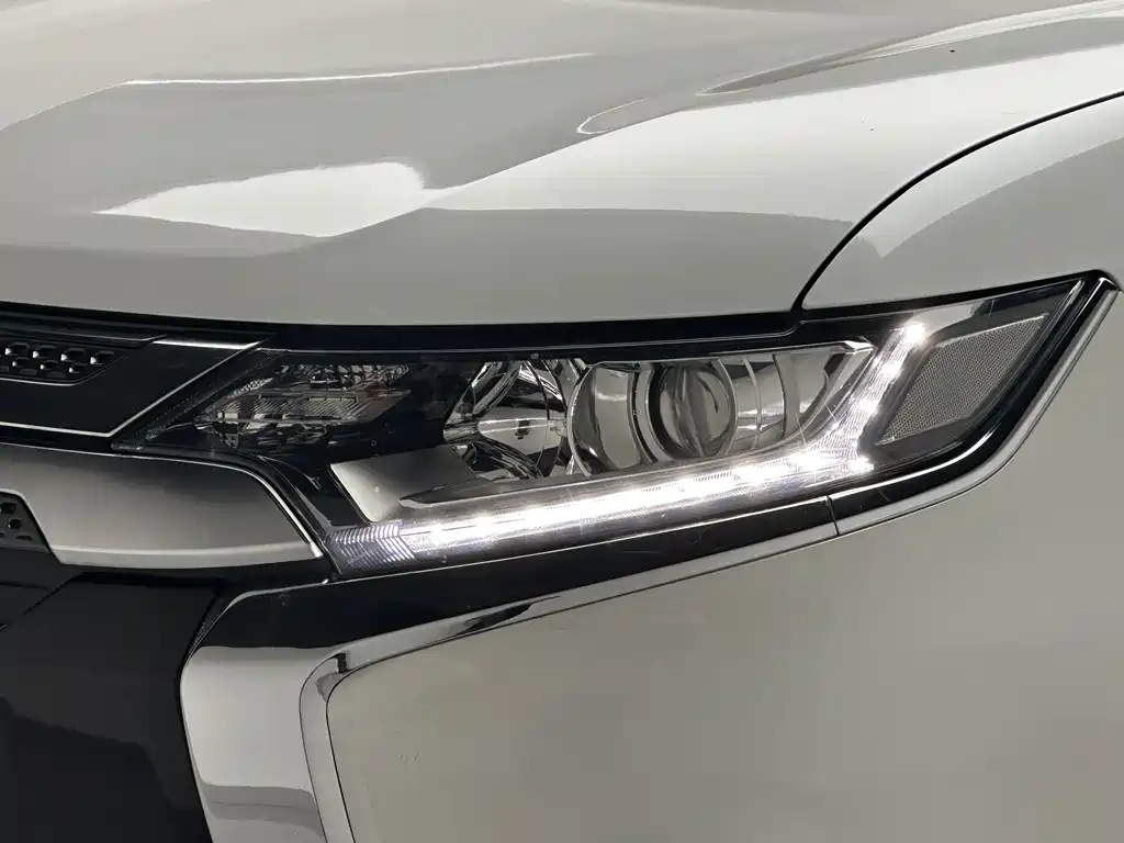 Mitsubishi Outlander — фото 20
