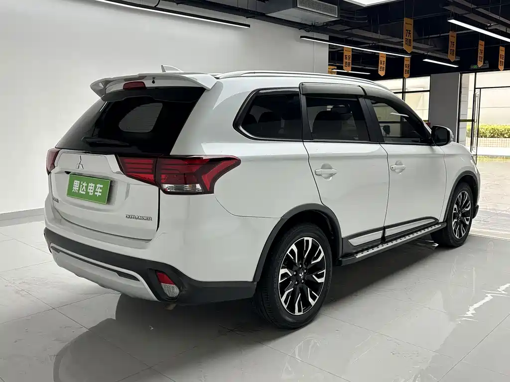 Mitsubishi Outlander — фото 4