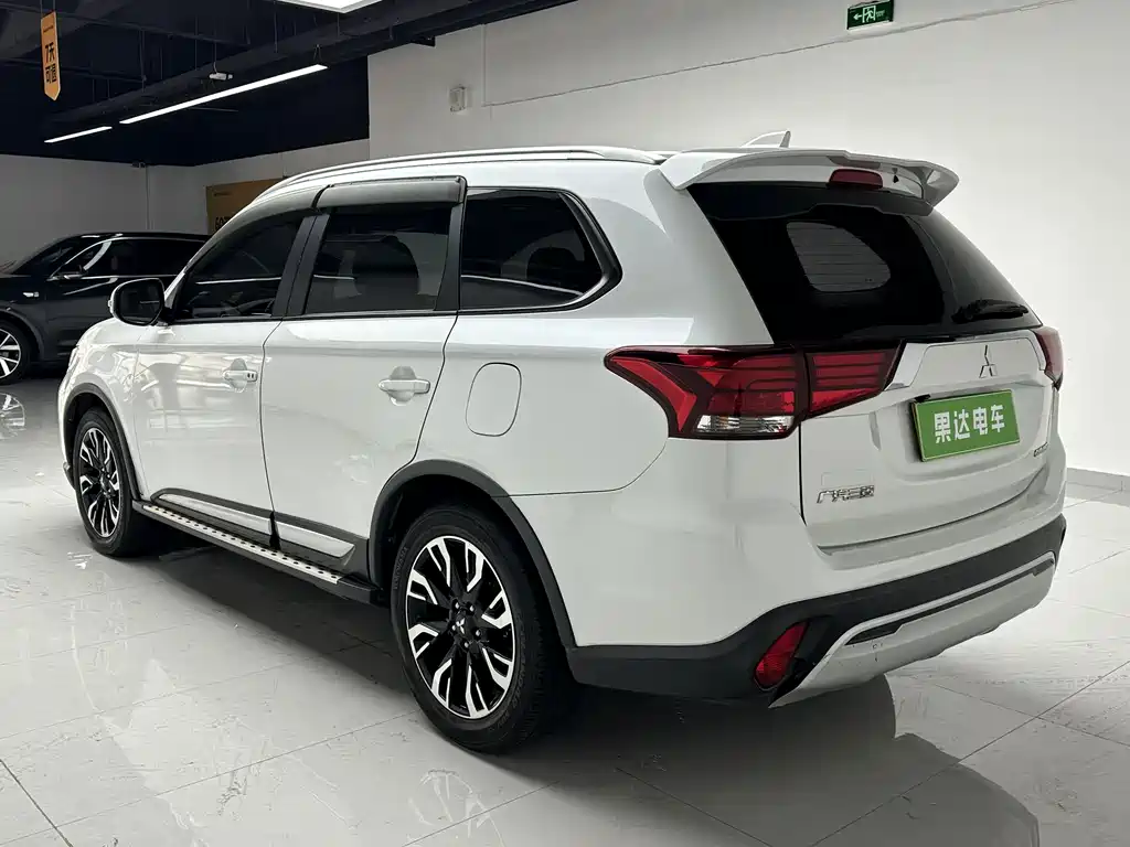 Mitsubishi Outlander — фото 7