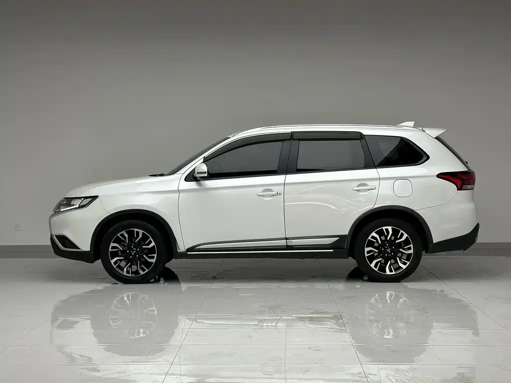 Mitsubishi Outlander — фото 8
