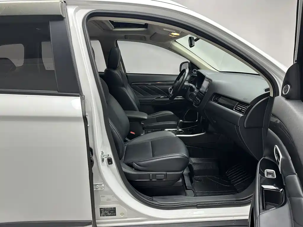 Mitsubishi Outlander — фото 10