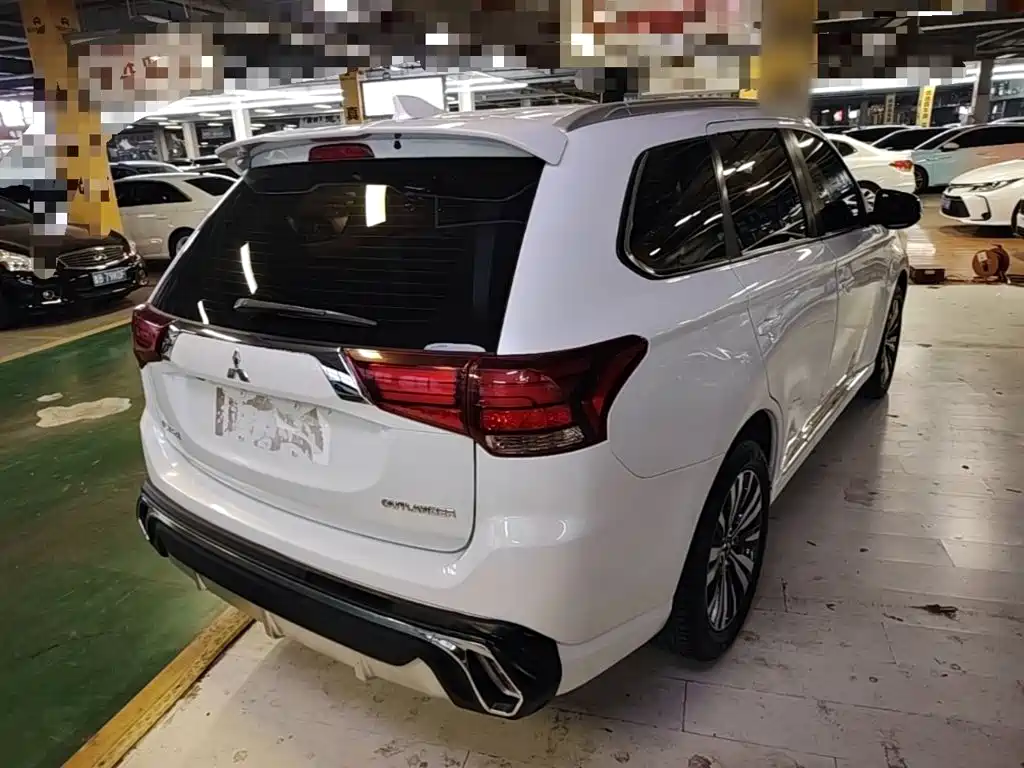 Mitsubishi Outlander — фото 7