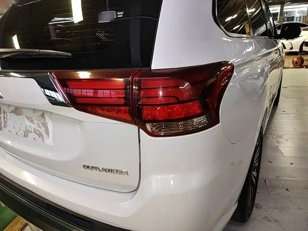 Mitsubishi Outlander — фото 8