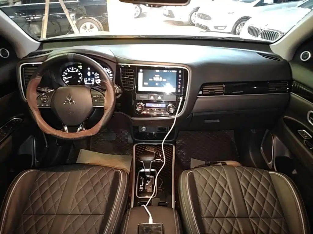Mitsubishi Outlander — фото 10