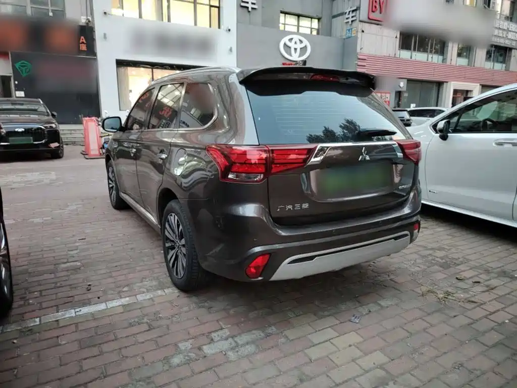 Mitsubishi Outlander — фото 11