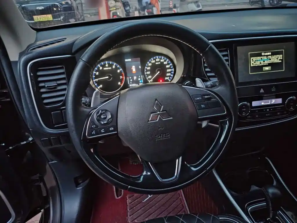 Mitsubishi Outlander — фото 15