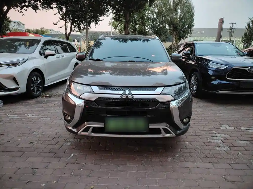 Mitsubishi Outlander — фото 9