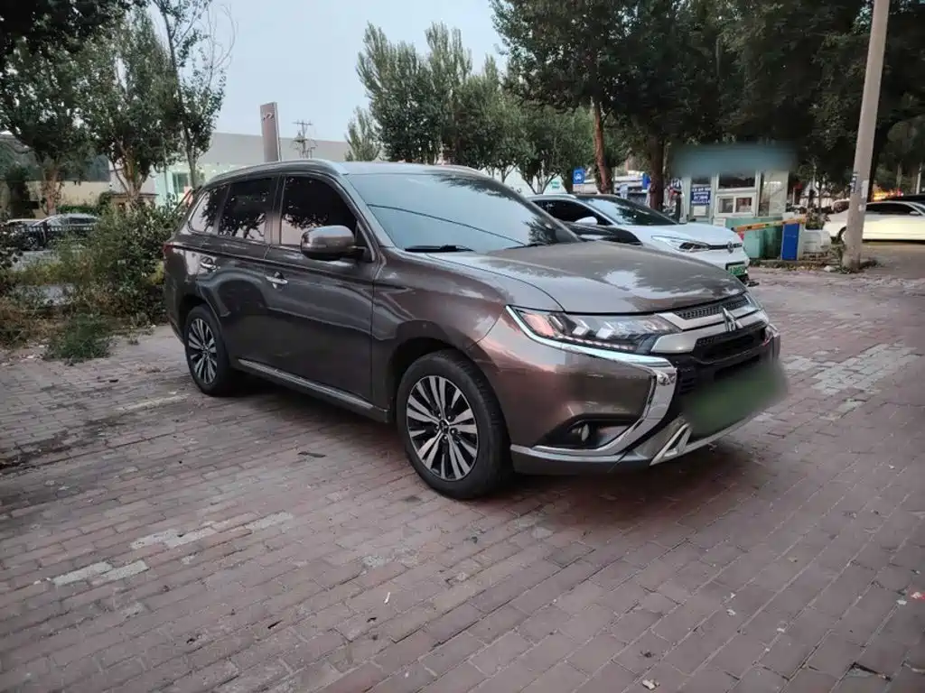 Mitsubishi Outlander — фото 10