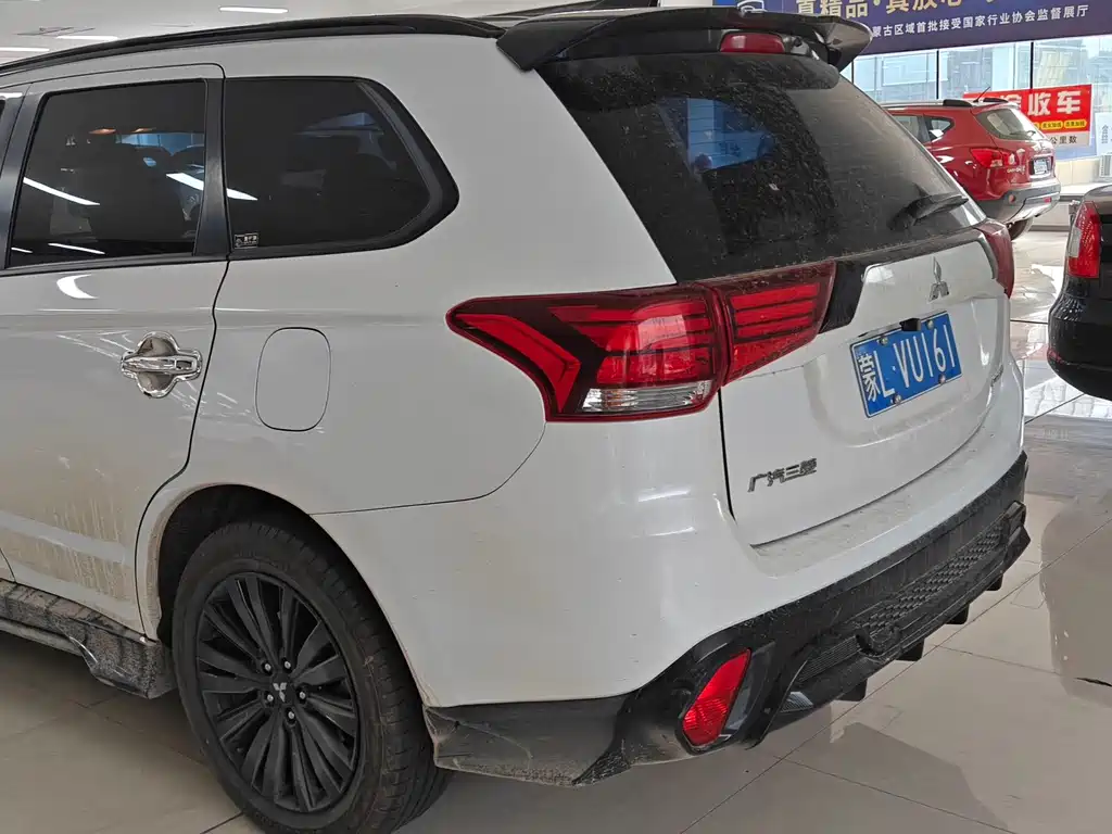 Mitsubishi Outlander — фото 4