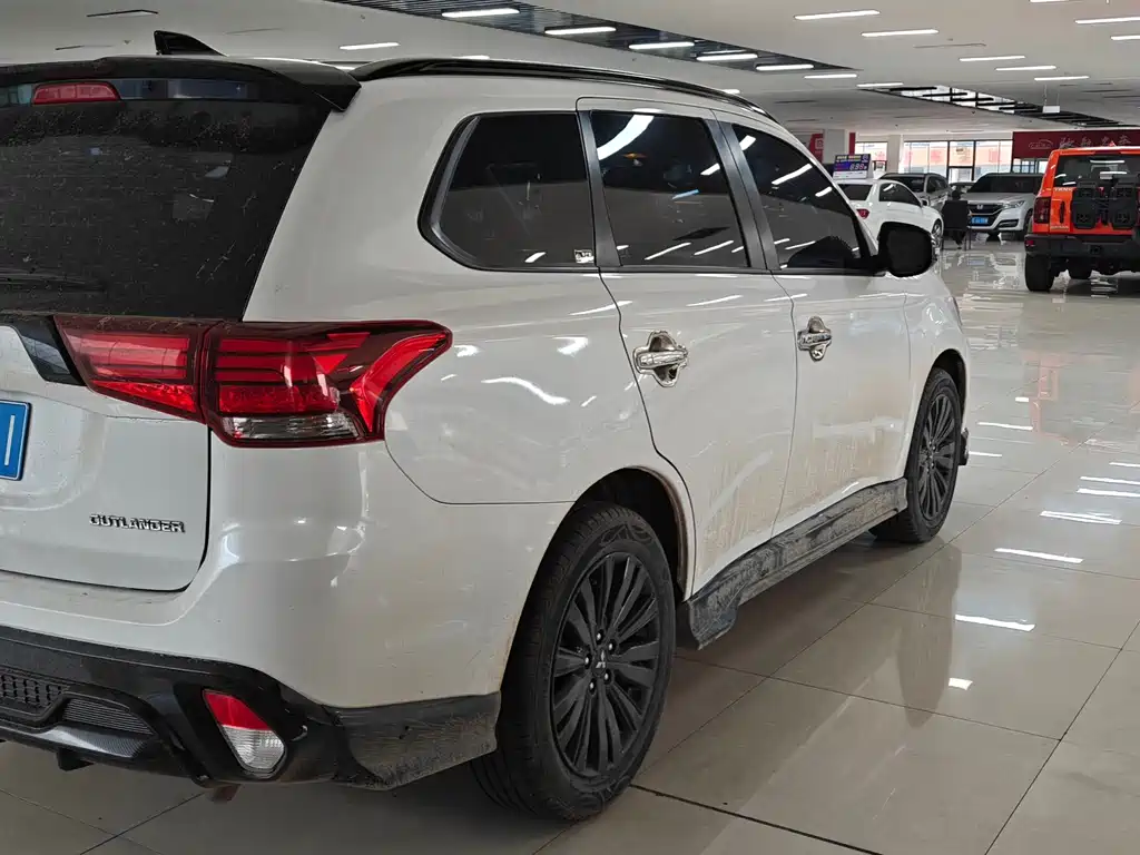 Mitsubishi Outlander — фото 6